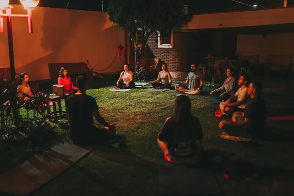 Quels sont les bienfaits de la marche méditative pour la santé mentale et comment la pratiquer ?
