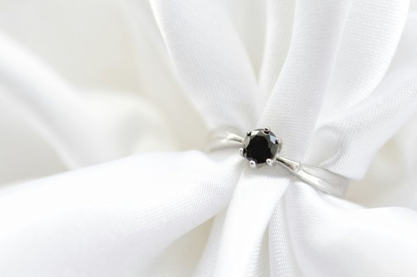 Les tendances incontournables des bagues en pierres naturelles