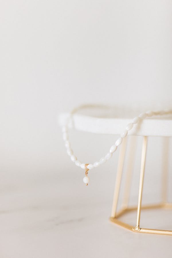 Les tendances des colliers de perles pour sublimer votre style